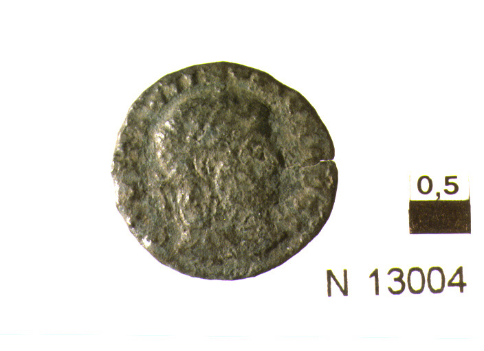 R/ busto di imperatore diademato a destra; V/ corona d'alloro con iscrizione (moneta, follis) (sec. IV d.C)