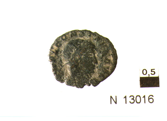 R/ busto diademato di imperatore a destra; V/ due soldati stanti, rivoltil'uno verso l'altro, tra uno stendardo (moneta, follis) (sec. IV d.C)