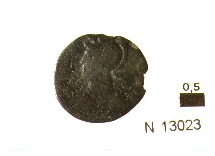 R/ busto elmato e corazzato di Roma a sinistra; V/ Lupa a sinistra che allatta i gemelli, sopra due stelle (moneta, follis) (sec. IV d.C)