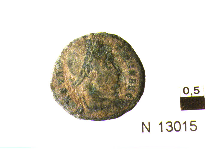 R/ busto drappeggiato di Costantino diademato a destra; V/ corona d'alloro contenente iscrizione (moneta, follis) (sec. IV d.C)