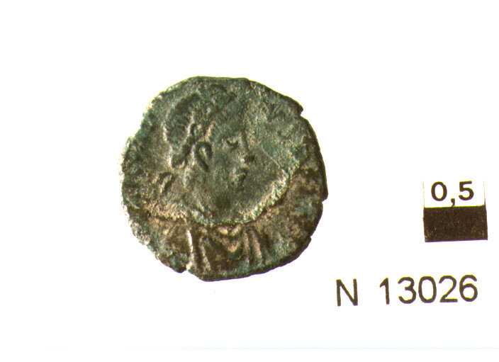 R/ busto drappeggiato e corazzato di imperatore (Valente?) diademato a destra; V/ imperatore a destra con Vittoria su globo nella mano sinistra, e labaro nella destra (moneta, follis) (sec. IV d.C)