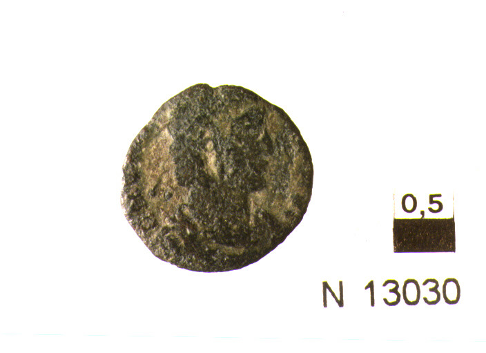 R/ busto drappeggiato e corazzato di imperatore diademato a destra; V/ non identificabile (moneta, follis) (sec. IV d.C)