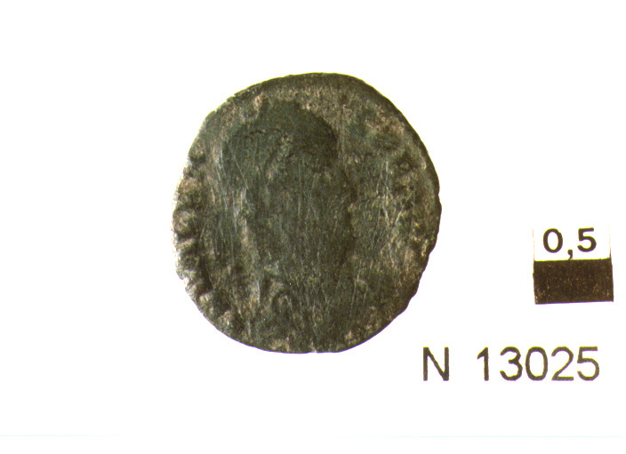 R/ busto corazzato e diademato a destra; V/ imperatore a destra con labaro trascina un prigioniero per i capelli (moneta, follis) (sec. IV d.C)