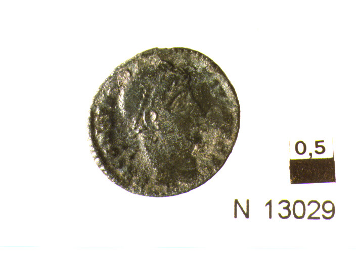 R/ testa di Costanzo II diademato a destra; V/ corona d'alloro contenenteiscrizione (moneta, follis) (sec. IV d.C)