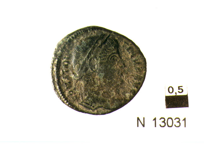 R/ busto corazzato e diademato di Costantino a destra; V/ porta dell'accampamento con due torri e stella al centro (moneta, follis) (sec. IV d.C)