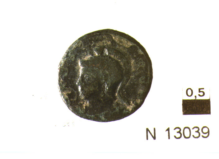 R/ busto elmato e corazzato di Roma a sinistra; V/ lupa a sinistra allatta i gemelli, sopra due stelle (moneta, follis) (sec. IV d.C)