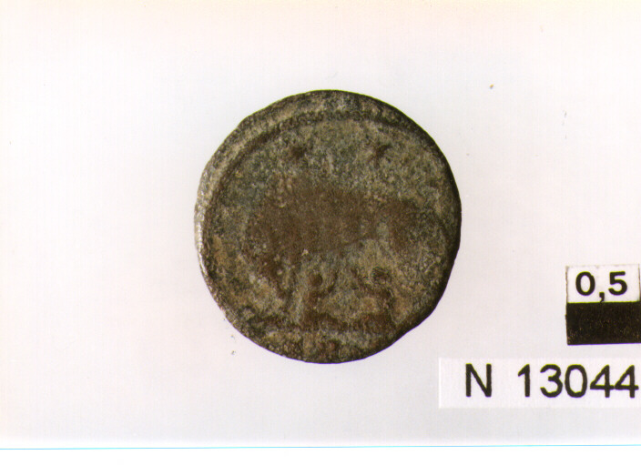 R/ busto elmato e corazzato di Roma a sinistra; V/ Lupa a sinistra che allatta i gemelli, sopra due stelle (moneta, follis) (sec. IV d.C)