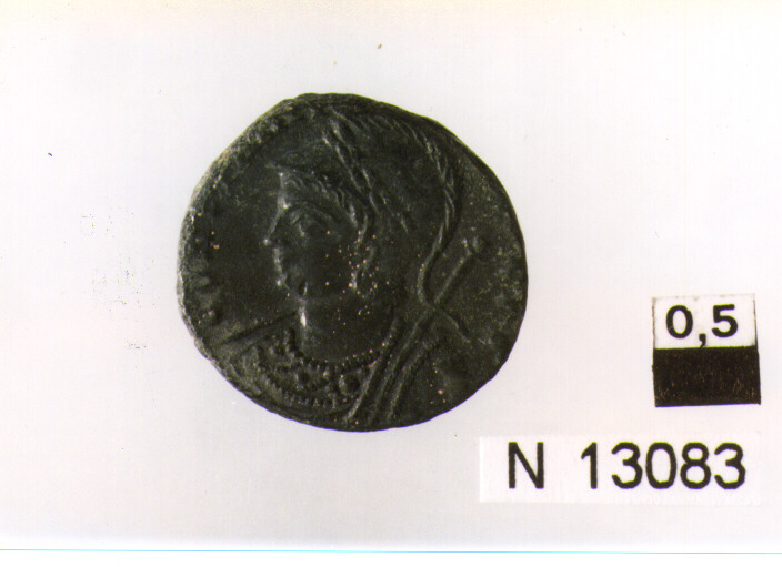 R/ busto elmato e corazzato di Costantinopoli a sinistra con lancia; V/ Vittoria stante su prua a sinistra con scudo e lancia (moneta, follis) (sec. IV d.C)