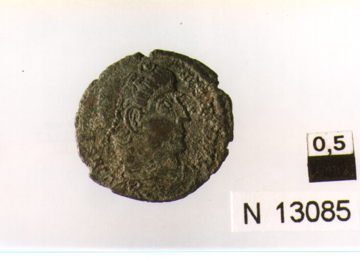 R/ busto corazzato e diademato di Costantino a destra; V/ due soldati stanti tra uno stendardo, rivolti l'uno verso l'altro con scudo e lancia (moneta, follis) (sec. IV d.C)
