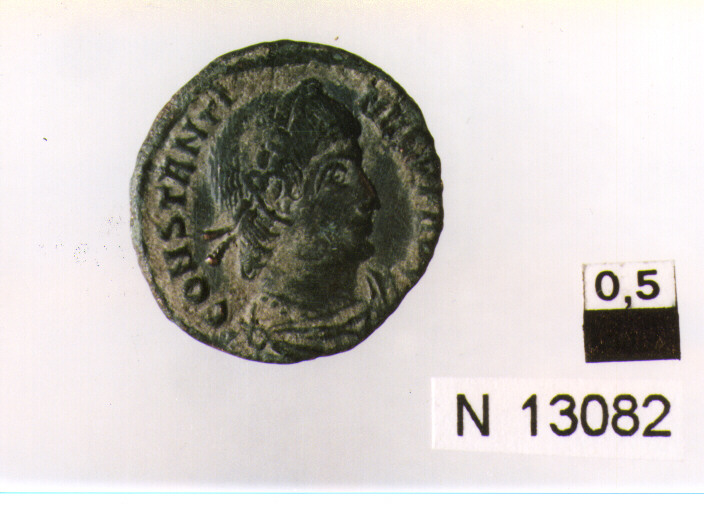 R/ busto drappeggiato, corazzato e diademato di Costantino a destra; V/ due soldati stanti tra uno stendardo, rivolti l'uno verso l'altro con scudoe lancia (moneta, follis) (sec. IV d.C)