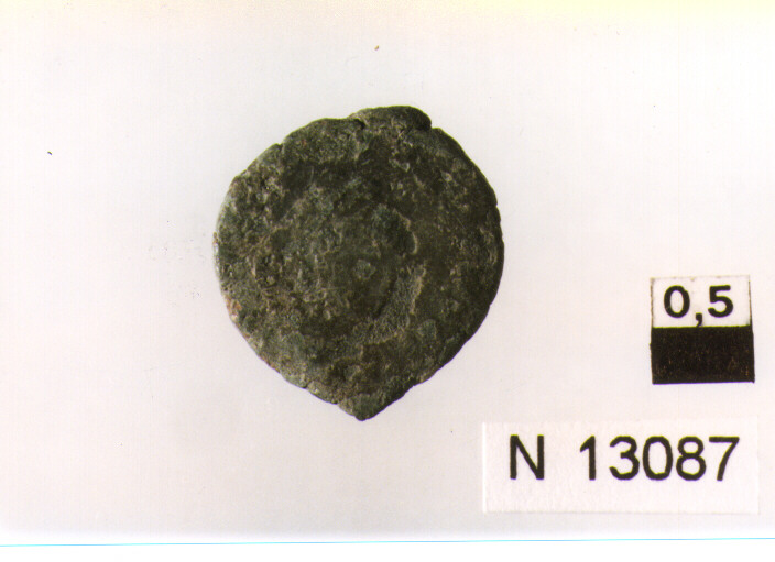 R/ busto di imperatore non identificato diademato a destra; V/ due vittorie(?) (moneta, follis) (sec. IV d.C)