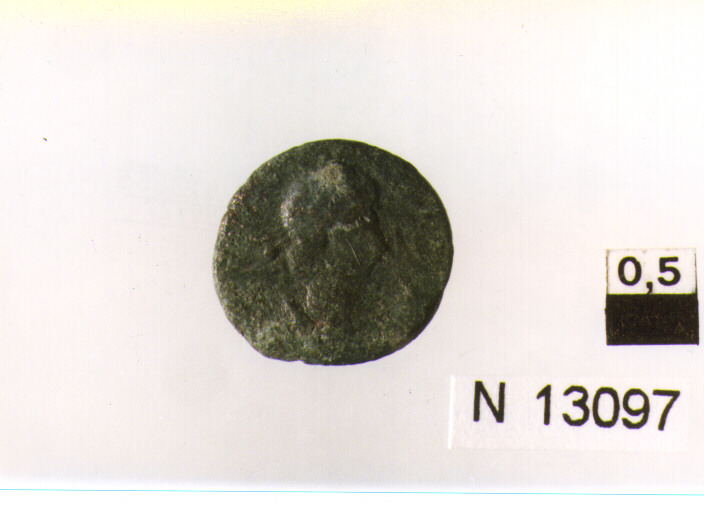 R/ busto drappeggiato, corazzato e diademato di imperatore non identificabile a destra; V/ illeggibile (moneta, follis) (sec. IV d.C)