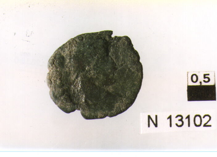 R/ busto di imperatore no identificato con diadema a destra; V/ imperatore in abiti militari stante a sinistra (moneta, follis) (sec. IV d.C)