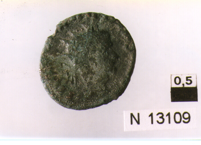 R/ testa di Claudio(?) con corona radiata a destra; V/ non identificabile (moneta, antoniniano) (sec. III d.C)