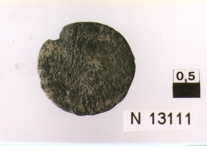 R/ busto di imperatore diademato a destra; V/ imperatore in abiti militari a sinistra colpisce cavaliere caduto (moneta, follis) (sec. IV d.C)