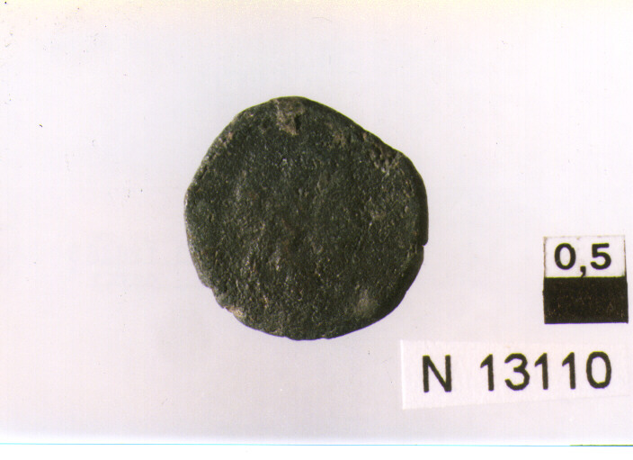 R/ busto di imperatore diademato a destra; V/ due vittorie stanti rivoltel'una verso l'altra con corone (moneta, follis) (sec. IV d.C)