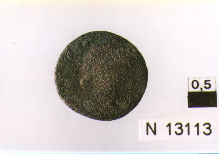 R/ busto di imperatore non identificato a destra; V/ imperatore che avanza verso destra trascinando un prigioniero (moneta, follis) (sec. IV d.C)