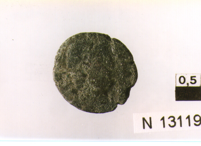 R/ busto di imperatore non identificato a destra; V/ Vittoria alata che avanza verso sinistra tenendo una corona (moneta, follis) (sec. IV d.C)