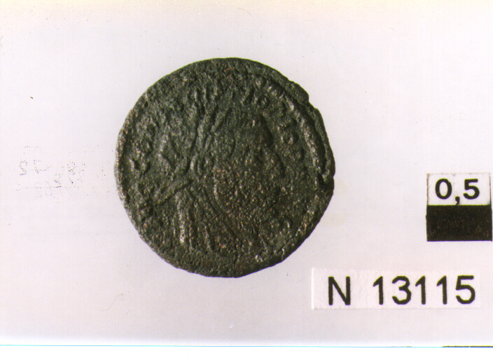 R/ testa velata di Costanzo a destra; V/ aquila stante a destra con la testa volta a sinistra (moneta, follis) (sec. IV d.C)