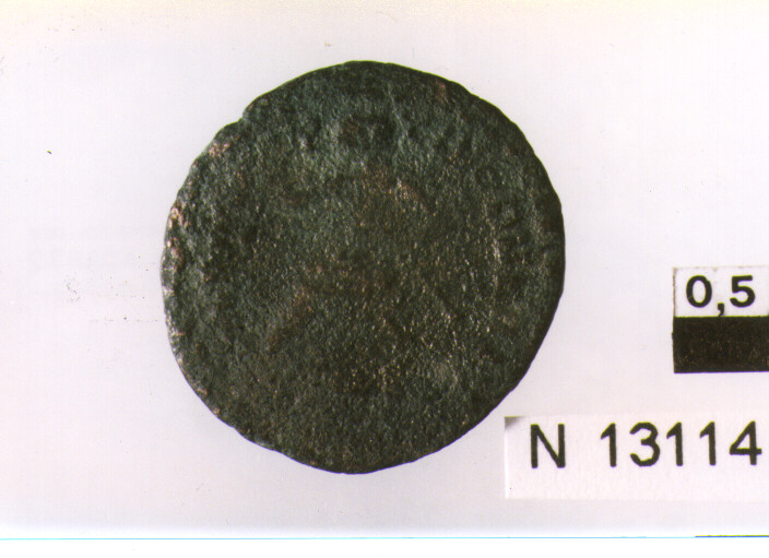 R/ testa velata di Caludio a destra; V/ imperatore seduto a sinistra su sedia curule, tienen nella mano sinistra un corto scettro (moneta, follis) (sec. IV d.C)