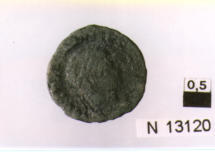 R/ busto diademato di imperatore a destra; V/ corona d'alloro contenente iscrizione (moneta, follis) (sec. IV d.C)