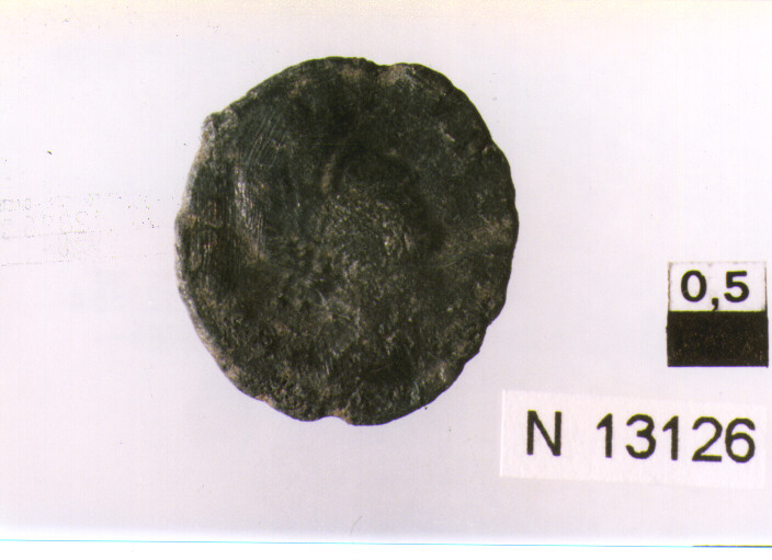 R/ busto drappeggiato e corazzato di Valentiniano(?) diademato a destra; V/ imperatore in abiti militari avanza verso destra con labaro, trascinando un nemico (moneta, follis) (sec. IV d.C)