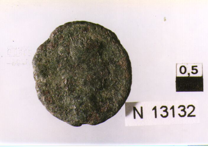 R/ busto di imperatore non identificabile a destra; V/ imperatore a sinistra in abiti militari colpisce un cavaliere caduto (moneta, follis) (sec. IV d.C)