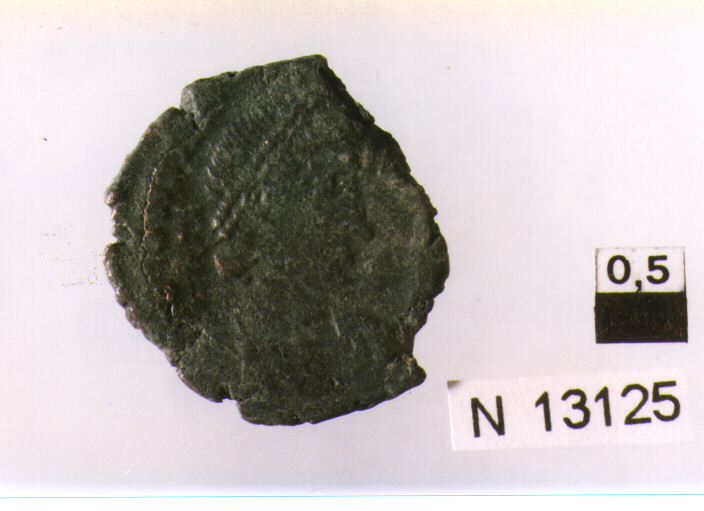 R/ busto drappeggiato, diademato e corazzato di Costanzo(?) a destra; V/ imperatore in abiti militari a sinistra colpisce un cavaliere caduto (moneta, follis) (sec. IV d.C)