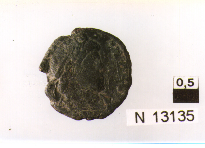 R/ busto drappeggiato corazzato e diademato di imperatore non identificato a destra; V/ imperatore in abiti militari avanza verso destra con labaro, trascinando un nemico (moneta, follis) (sec. IV d.C)