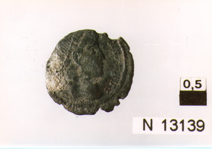 R/ busto di Costantino diademato a destra; V/ due soldatistanti con alncia e scudo, tra uno stendardo, rivolti l'uno verso l'altro (moneta, follis) (sec. IV d.C)
