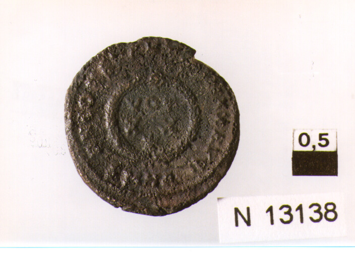R/ busto di Costantinodiademato a destra; V/ corona d'alloro contenente iscrizione (moneta, follis) (sec. IV d.C)