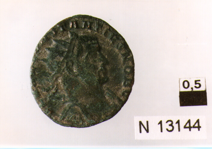 R/ busto corazzato di Costantino, con corona radiata a destra; V/ corona d'alloro contenente iscrizione (moneta, antoniniano) (sec. III d.C)