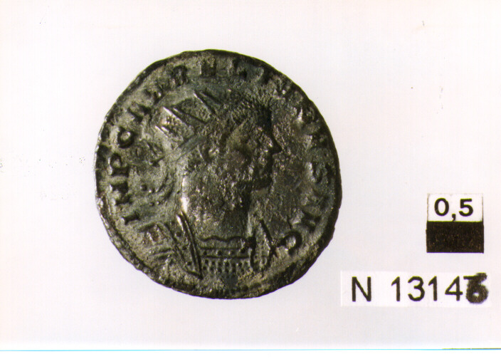 R/ busto di Aureliano corazzato, con corona radiata a destra; V/ Sole stante a sinistra tra due prigionieri (moneta, antoniniano) (sec. III d.C)