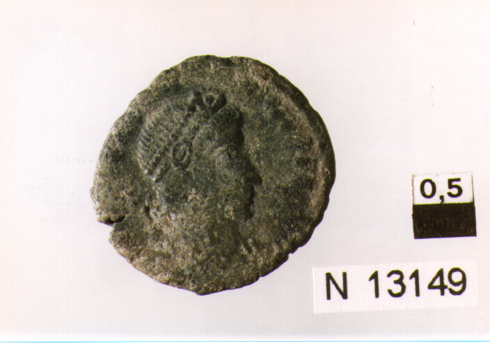 R/ busto diademato di imperatore Teodoro(?) a destra; V/ imperatore in abiti militari avanza verso destra con la testa girata a sinistra a sinstra,trascina un nemico per i capelli con la destra e regge il labaro con la sinistra (moneta, follis) (sec. IV d.C)