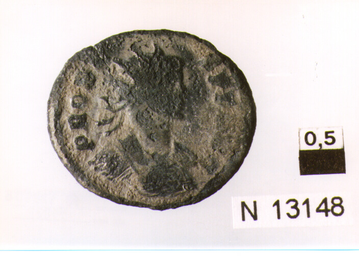 R/ busto corazzato e radiato di Probo a destra; V/ Vittoria con corona avanza verso sinistra (moneta, antoniniano) (sec. III d.C)