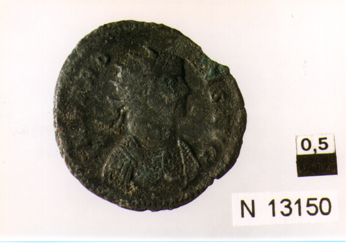 R/ busto corazzato e radiato di Probo a destra; V/ imperatore cavalca verso sinistra, tenendo lo scettro nella mano sinistra, la destra sollevata in basso di lato un prigioniero (moneta, antoniniano) (sec. III d.C)