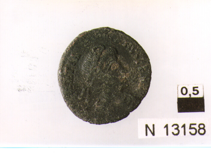 R/ busto di Graziano con diadema a destra; V/ vittoriaavanza verso sinistra con ramo di palma e corona (moneta, follis) (sec. IV d.C)