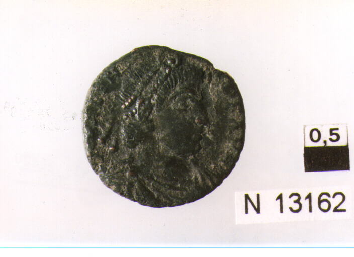 R/ busto drappeggiato, corazato e diademato di Valente a destra; V/ Vittoria a sinistra con ramo di palma e corona (moneta, follis) (sec. IV d.C)