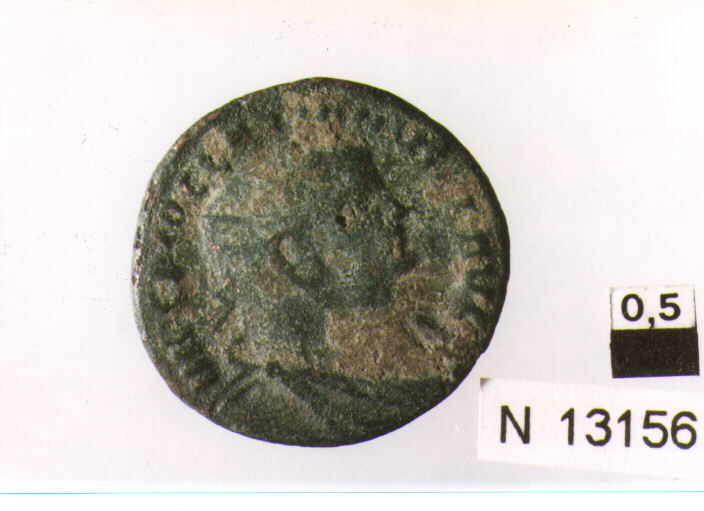 R/ busto drappeggiato e corazzato di Diocleziano con corona radiata a destra; V/ imperatore in abiti militari a destra riceve una piccola vittoria su globo da Giove con scettro a sinistra (moneta, antoniniano) (secc. III/ IV d.C)