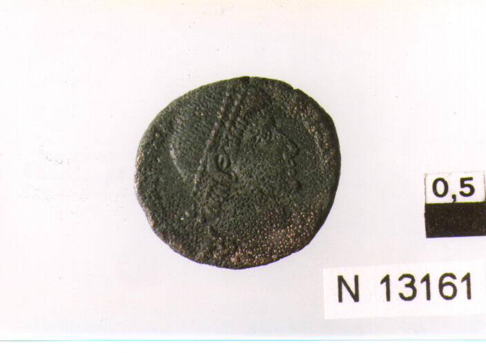 R/ testa di imperatore, Valentiniano(?) con diadema a destra; V/ imperatore in abiti militari in marcia verso destra, trascina con la destra un nemico con la sinistra tiene il labaro (moneta, follis) (sec. IV d.C)