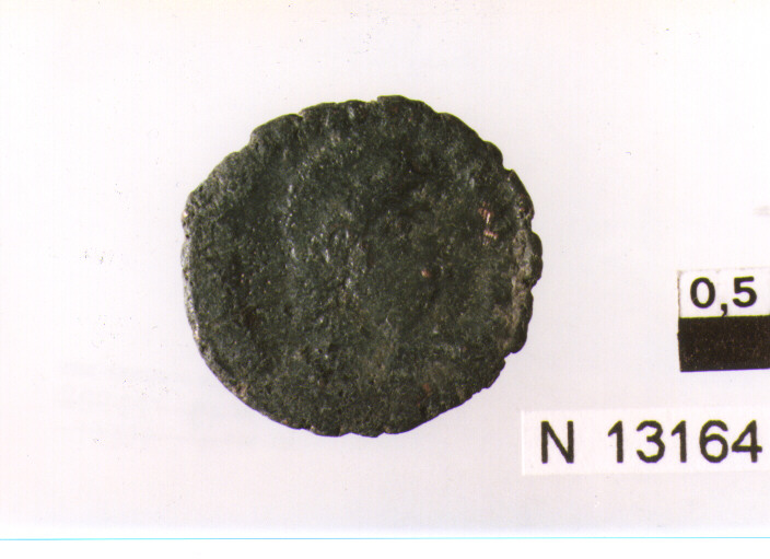R/ busto di imperatore Costante(?) a destra; V/ imperatore a sinistra colpisce con lancia un cavaliere caduto (moneta, follis) (sec. IV d.C)
