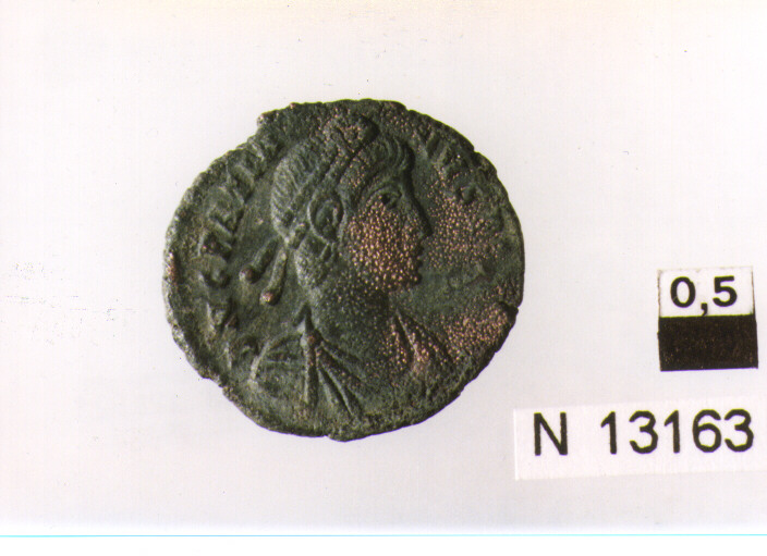 R/ busto drappeggaito, corazzato e diademato di Graziano a destra; V/ vittoria con ramo di palma e corona avanza verso sinistra (moneta, follis) (sec. IV d.C)