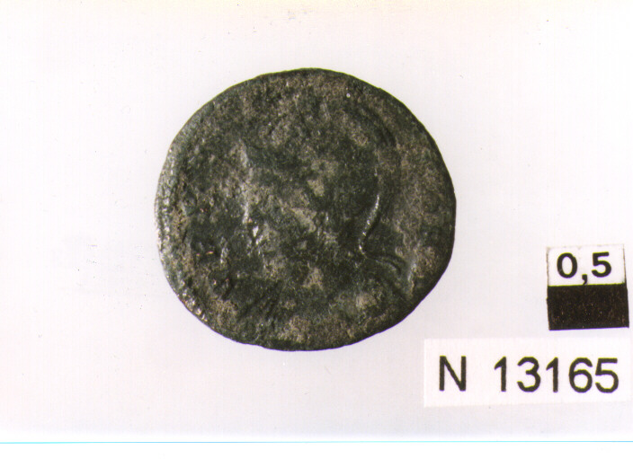 R/ busto elmato e corazzato di Roma a sinistra; V/ Lupa a sinistra che allatta i gemelli, in lato due stelle (moneta, follis) (sec. IV d.C)