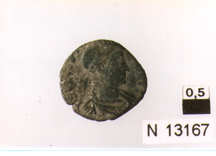 R/ busto drappeggiato e corazzato di imperatore non identificato a destra; V/ figura stante appoggiata ad una colonnina (moneta, follis) (sec. IV d.C)