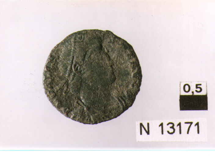 R/ busto drappeggiato, corazzato e diademato di imperatore non identificato a destra; V/ vittoria a sinistra con corona (moneta, follis) (sec. IV d.C)
