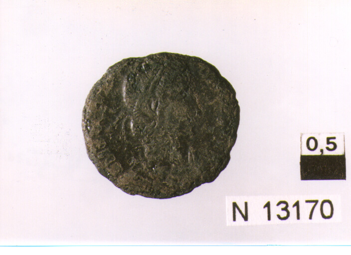 R/ busto di imperatore Costantino(?) diademato a destra; V/ imperatore a sinistra colpisce un cavaliere caduto (moneta, follis) (sec. IV d.C)