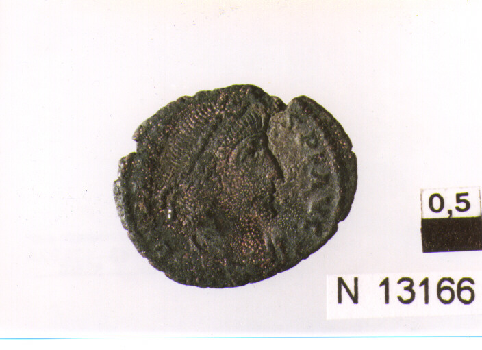 R/ busto drappeggaito, corazzato e diademato di imperatore, Valente(?) a destra; V/ vittoria che avanza verso sinistra con ramo di palma e corona (moneta, follis) (sec. IV d.C)