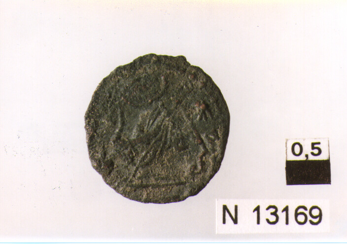 R/ busto elmato di Costantinopoli con alncia a sinistra; V/ vittoria stante a sinistra su prua di nave, con scudo e lancia (moneta, follis) (sec. IV d.C)