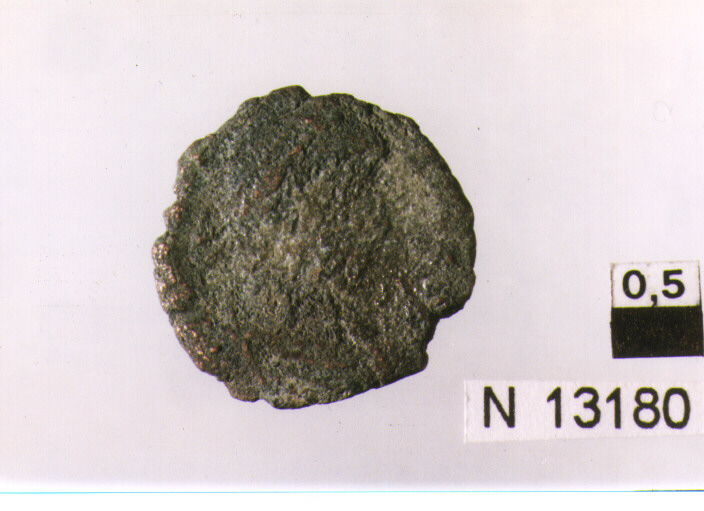 R/ busto di imperatore non identificabile a destra; V/ Vittoria che avanza a sinistra con corona (moneta, follis) (sec. IV d.C)