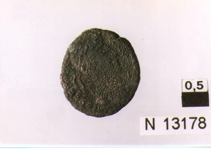 R/ illeggibile; V/ imperatore in abiti militari a sinistra, colpisce un cavaliere caduto (moneta, follis) (sec. III d.C)